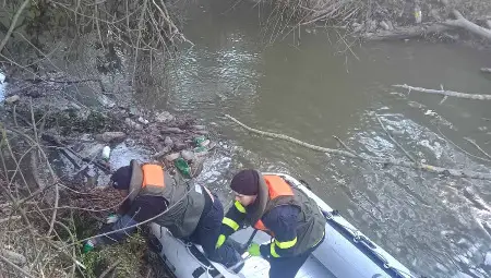 Почистиха коритото на река Черни Лом край село Пепелина&nbsp;от паднали дървета и клони