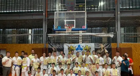 Каратистите на &bdquo;Ипон&ldquo; шампиони пред легендата в борбата Хасан Исаев