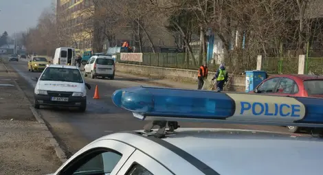 Фирмената кола, която блъсна велосипедист на ул.&ldquo;Потсдам&ldquo;, изчаква екип на КАТ. 		         Снимка:Бисер ТОДОРОВ