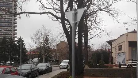 Двата обърнати знака са в началото на &bdquo;Църковна независимост&ldquo;, по която движението ще промени посоката си обратно през пролетта.                                                                  Снимка: Авторът