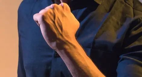 Непознат взел с бой телефоните на техник от кабелна тв пред дома си и се прибрал вкъщи