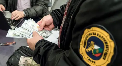 Дадоха на съд фалшификаторите на евро и долари от Слънчев бряг Дадоха на съд фалшификаторите на евро и долари от Слънчев бряг