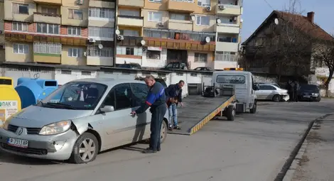 Дете се размина с уплаха при удар между две коли