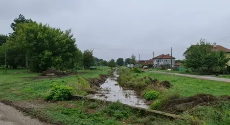 Хората в Червена вода с труд и собствена техника разчистиха канала, за да се прибере водата в него.                   Снимки: ФБ