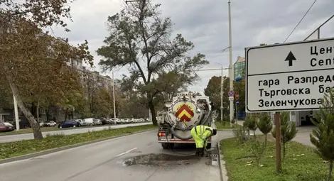 Продължава сезонното почистване на дъждоприемните шахти Продължава сезонното почистване на дъждоприемните шахти