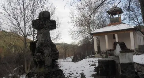 Водопад край Кюстендил замръзна, вледениха се косите на Света Ана