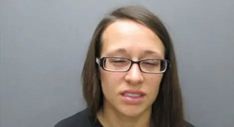 Млада омъжена учителка правила секс с 15-годишен над 50 пъти