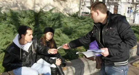 Младежкият ГЕРБ раздава листовки за пътна безопасност на 8 декември в Русе