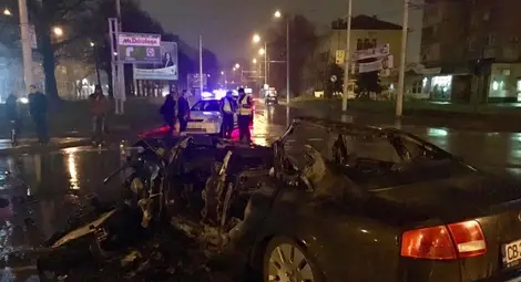 &bdquo;Ауди&ldquo; изгоря напълно до Симовата мелница