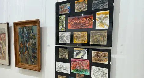 Стефан Кацаров с плакет от името на кмета на Русе Пенчо Милков за приноса му в развитието на Русенската живописна школа