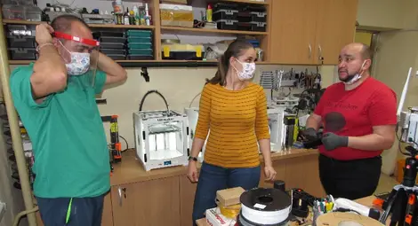 Университетът затрупан с 600 заявки за 3D шлемове за медици  за часове