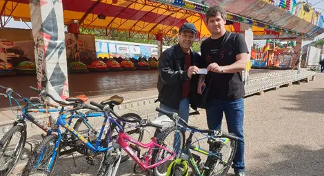 Ивайло Пангелов получава наградата си - велосипед, от председателя на Съюза на хотелиерите и ресторантьорите в Русе Красимир Иванчев.    		          Снимка: Утро