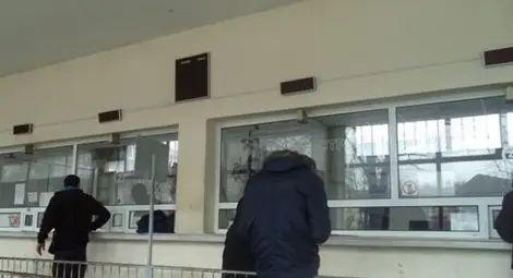 Регистратор на коли се размина с пробация за 347 фалшиви документа