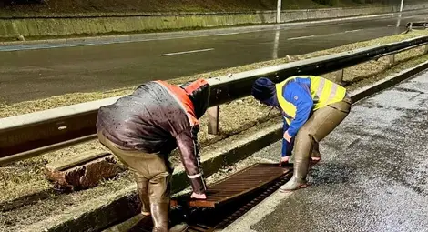 Екипи на общинските предприятия и Пожарната служба продължават дейностите по възстановяване на участъци от инфраструктурата в Русе