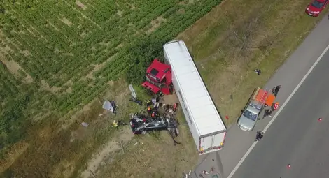 Турски тир удари челно кола на &bdquo;Тракия&rdquo;, две жени загинаха