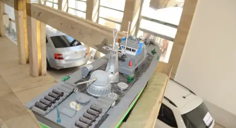 След 30-годишна пауза Мартин Конов отново прави макети на кораби. Този път от... боклуци