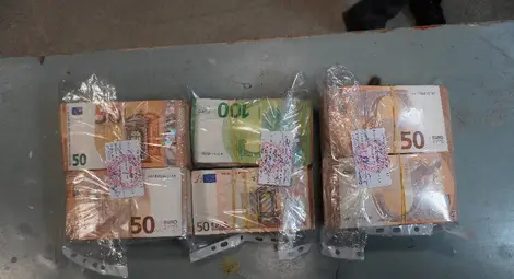 103 800 недекларирани евро установиха при проверка на товарен автомобил митнически служители от Русе