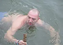 Охранител извади кръста от Дунав за 13-и път