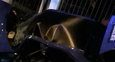 Младеж с 0.78 промила заби мерцедес в стълб и бетонна стена