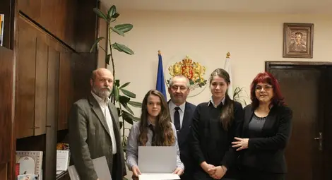 Ученички от Математическата с грамоти от БАН за участие в проект Ученички от Математическата с грамоти от БАН за участие в проект