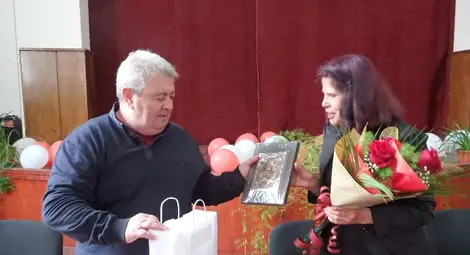 Дългогодишната учителка от Караманово Пламенка Костова дебютира със стихосбирката &bdquo;С нежност и обич в сърцето&ldquo;