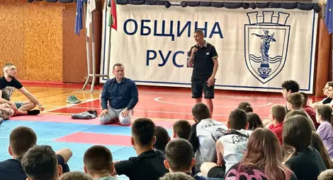 Открит разговор срещу агресията: Кметът Пенчо Милков се срещна с над 150 деца от бойните спортове в Русе