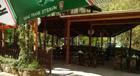 Управителят на култовата &bdquo;Баба Яга&ldquo; раздвоен между статива и скарата