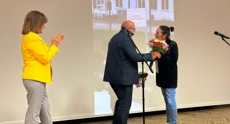 Енчо Енчев награждава главния библиотекар Теодора Янкова.