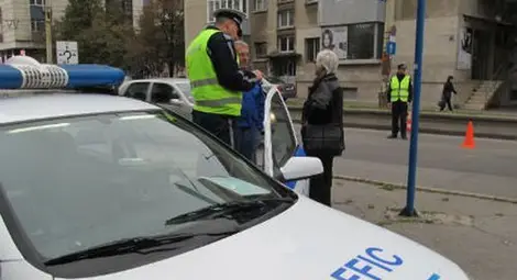 Кола удари майка и син на пешеходна пътека в Бургас