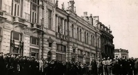 Посещението на писателя Добри Немиров в Русе на 25 май 1942 г. пред Доходното здание с градската управа и ученици. (ЦДА-София).