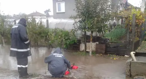 Спасители отводняват с помпа един от сливополските дворове. 		           Снимка: Утро