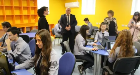 Зам.-кметът Енчо Енчев и шефката на РУО д-р Росица Георгиева гостуваха на откриването. 		Снимка: Община Русе