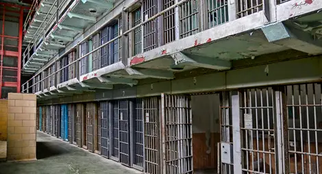 Внук ще лежи в затвора за източване на дебитната карта на дядо си Внук ще лежи в затвора за източване на дебитната карта на дядо си