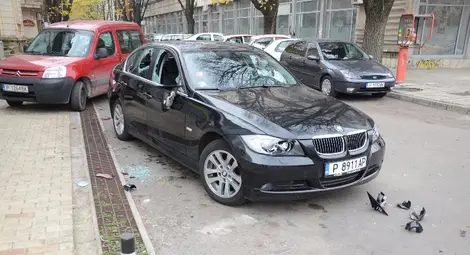 БМВ потрошено с бухалка пред нощно заведение