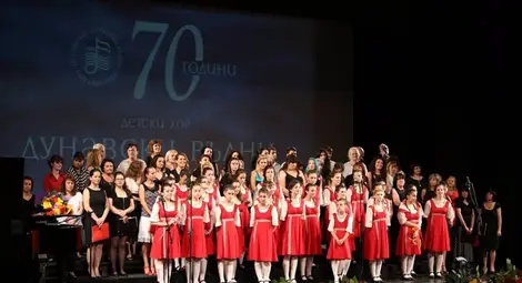 Няколко поколения хористи пяха заедно на юбилея на &bdquo;Дунавски вълни&ldquo;