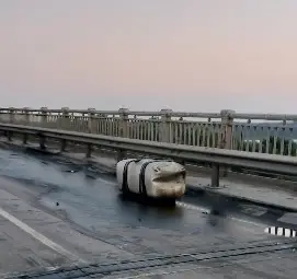 Турски камион самокатострофира на Дунав мост, предприемат се всички мерки за бързото възстановяване на движението Турски камион самокатострофира на Дунав мост, предприемат се всички мерки за бързото възстановяване на движението