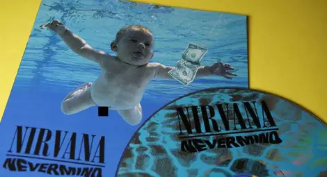 Бебето от обложка на албум на Nirvana порасна. Съди рок групата