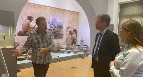 Н.Пр. Йес Брогорд Нилсен посети и Регионалния исторически музей, където беше посрещнат от директора проф. Николай Ненов. 					                Снимка: РИМ