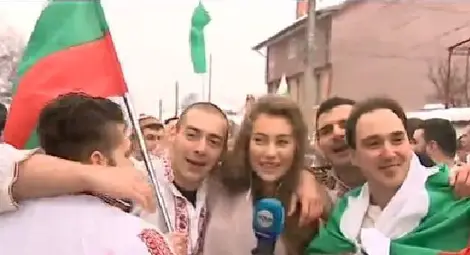 Никол Станкулова - хит на мъжкото хоро! Подпийнали младежи я черпят с вино 