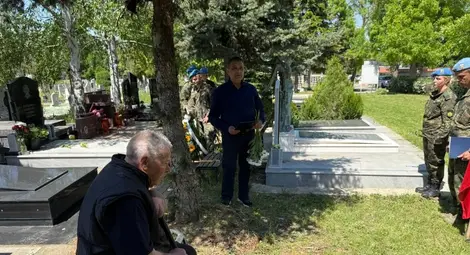 Пет военни залпа в гробищния парк „Чародейка“ в Русе отбелязаха 20-годишнината от гибелта на офицерски кандидат Валентин Донев в Ирак Пет военни залпа в гробищния парк „Чародейка“ в Русе отбелязаха 20-годишнината от гибелта на офицерски кандидат Валентин Донев в Ирак