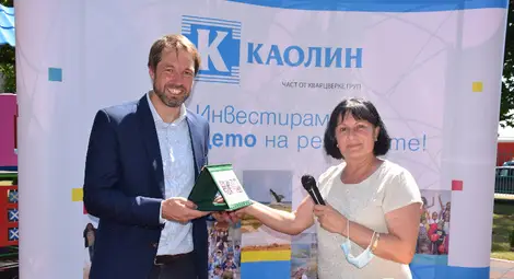 Глоджево вече има обновена с дарение от "Каолин" детска площадка