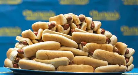 Американка изяде 28 хотдога за 10 минути