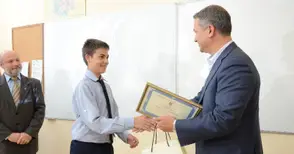 Пламен Бобоков подари 15 супер компютъра на Математическата