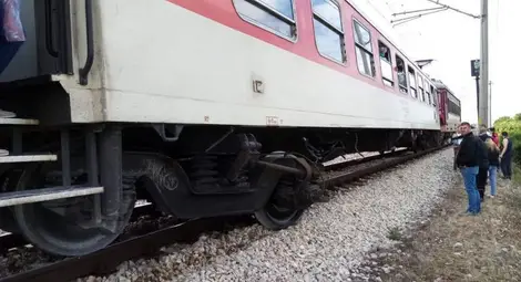Дерайлира бързият влак Варна-София, няма пострадали