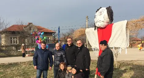 Огнена клада изгори злото на Сирни Заговезни в Мартен