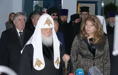 Патриарх Кирил пристигна в София, посрещна го вицепрезидентът Йотова