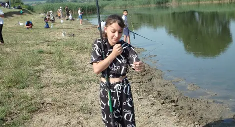 Петгодишният Митко улови 11 рибки на традиционния празник в Ценово