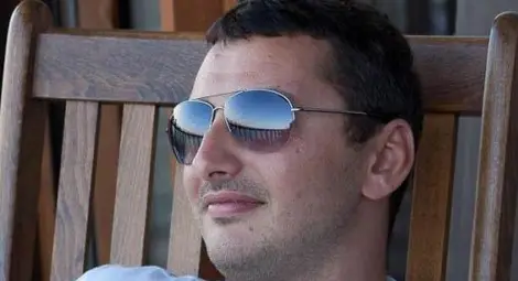 Собственик на верига мебелни магазини е битият от атакисти в самолета за Варна