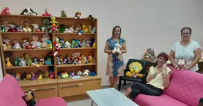 „Стая за терапия с играчки“ помага на украински деца срещу шока от войната