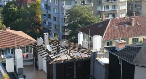 Събарят незаконните навеси от терасата на Пламен Георгиев